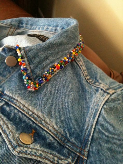 Beaded jean jacket Collar Denim Jacket Embroidery Ideas, Beaded Jean Jacket, Återvinna Jeans, Jean Diy, Bohemian Jewels, Diy Denim Jacket, Creative Clothing, Denim Embroidery, Jacket Collar