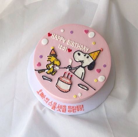 Bolo Snoopy, Korea Cake, Snoopy Cake, Snoopy Birthday, Pretty Dessert, Creative Birthday Cakes, Pretty Birthday Cakes, Think Food, Cute Birthday Cakes