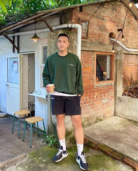 Taiwan Outfit Men, Uniqlo Men Outfit Casual Summer, Uniqlo Men Outfit Casual, Uniqlo Men Outfit, Taiwan Outfit, Pose Poto, Outfit Grid Men, Olive Green Outfit, Ootd Sweater