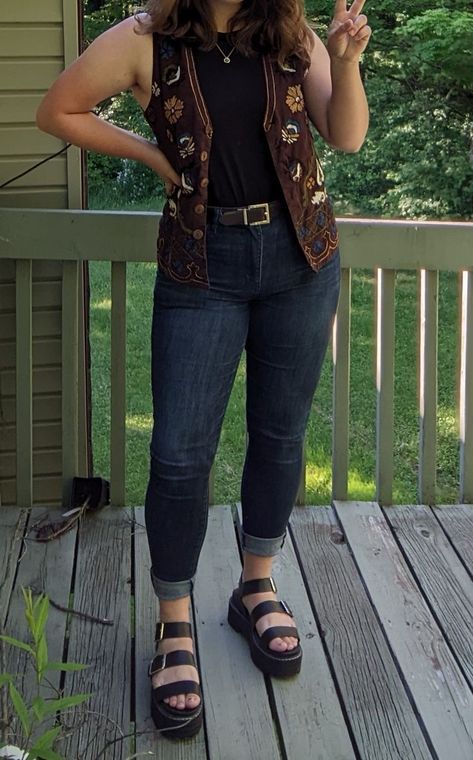 #drmartens #sandals #jeansoutfit #cuteoutfit #simpleoutfitideas Midsize Beauty, Dark Cottagecore Fashion, Outfits Uni, Dreamy Style, Alternative Aesthetic, Look Plus Size, Trend 2024, Dark Cottagecore, Cottagecore Fashion