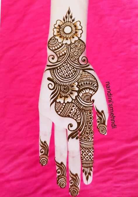 Easy Pretty Henna Designs, Left Hand Mehndi Designs, Front Mehndi, Simple Arabic Mehndi, Front Mehndi Design, Simple Arabic Mehndi Designs, Mehndi Designs Bridal, Simple Mehndi Design, Mehndi Designs Bridal Hands