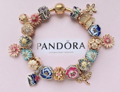 Aesthetic Bracelet, Pandora Bracelet Charms Ideas, Xoxo Jewelry, Pandora Bracelet Designs, Dope Jewelry Accessories, Pandora Jewelry Charms, Colourful Life, Wrist Jewelry, Body Jewelry Piercing