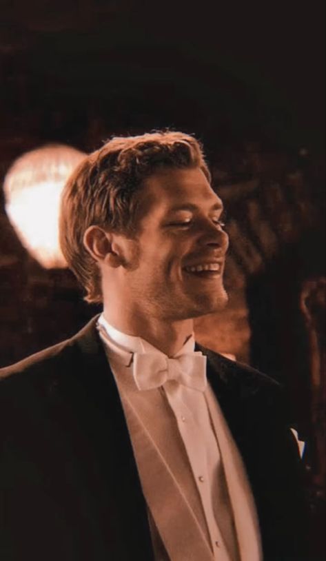 Klaus Mikaelson Cute, Klaus Tvd, Klaus From Vampire Diaries, Klaus The Originals, Flipagram Instagram, Klaus And Caroline, Vampire Diaries Poster, Vampire Diaries Movie, Vampire Diaries Guys