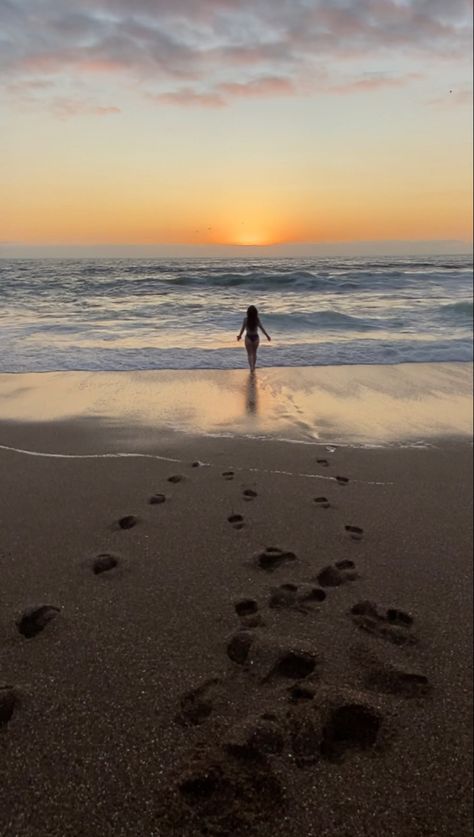 girl silhouette at the beach Sunset At The Beach, Sunset Silhouette, Girl Silhouette, Beach Sunset, At The Beach, The Beach, Lifestyle, Quick Saves