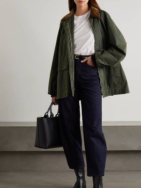 Barbour Jacket Women Outfit, Barbour Jacket Women, Micro Trends, Green Jacket Outfit, Dark Green Jacket, Jacket Outfit Women, Waxed Cotton Jacket, Barbour Jacket, Mode Ootd