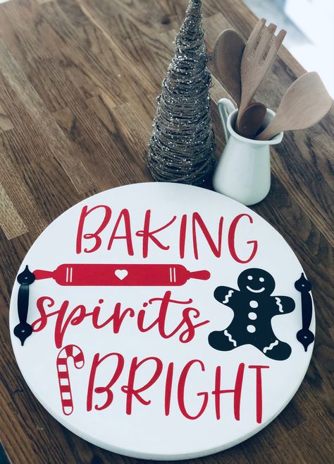 Lazy Susan Cricut Ideas, Lazy Susan Painting Ideas, Serving Tray Quotes, Christmas Lazy Susan, Painted Lazy Susan, Diy Lazy Susan, Wood Decor Signs, Wood Trays, Lazy Susans