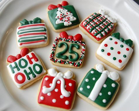 Cookie decorating idea Decorated Christmas Cookies, Christmas Cookies Packaging, Christmas Cookies Easy, Xmas Cookies, Christmas Sugar Cookies, Christmas Cookies Decorated, Christmas Cooking, Iced Cookies, Icing Cookies