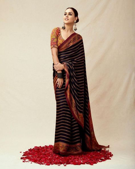 Genelia Deshmukh, Striped Saree, Sarees Black, Ritu Kumar, Sarees Silk, Satin Saree, Ethnic Looks, Black Saree, Traditional Sarees