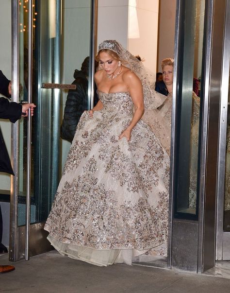 Jennifer Lopez Wedding Dress, Jennifer Lopez Wedding, Wedding Dresses Zuhair Murad, Extravagant Wedding, Wedding Movies, Kelly Ripa, Couture Wedding Gowns, Backless Prom Dresses, Couture Wedding