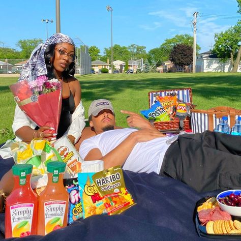 Adventurous Dates, Picnic Date Outfits, Romantic Picnic, Romantic Questions, Picnic Inspiration, Cute Date Ideas, Black Relationship Goals, Romantic Picnics, Black Couple