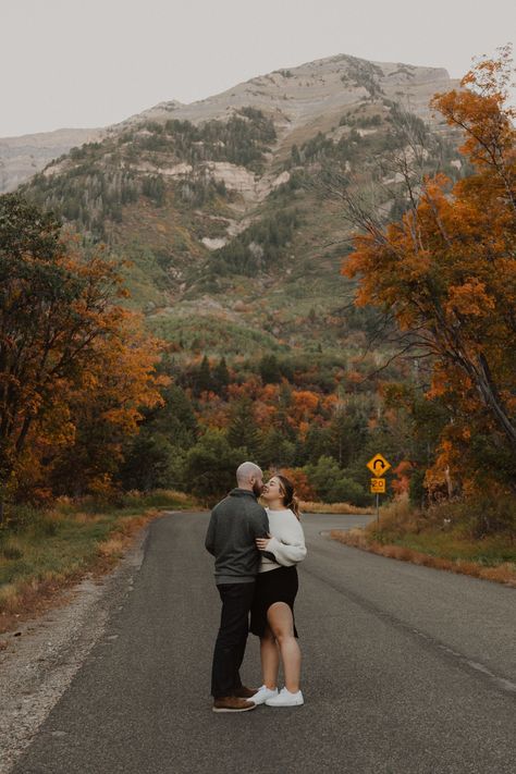 Autumn Engagement Photos, Snowbird Utah, Engagement Shoot Outfits, Fall Engagement Outfits, Fall Couple Pictures, Utah Fall, Utah Engagement Photos, Engagement Photos Casual, Photoshoot Outfit Inspiration