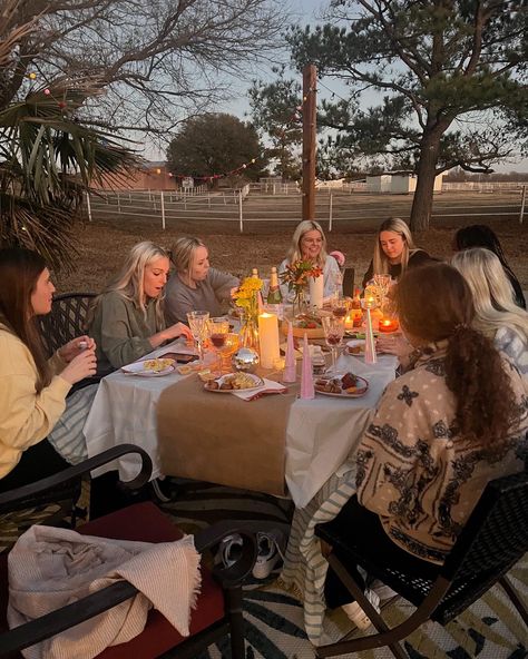 Farm Birthday Party Aesthetic, Bday Parties Ideas, Outside Friendsgiving, Snack Ideas Birthday Party, Aesthetic Fall Dinner Party, 18th Birthday Party Ideas November, Friendsgiving Dinner Aesthetic, Small Friends Giving Dinner Party Ideas, Comfy Birthday Party Ideas