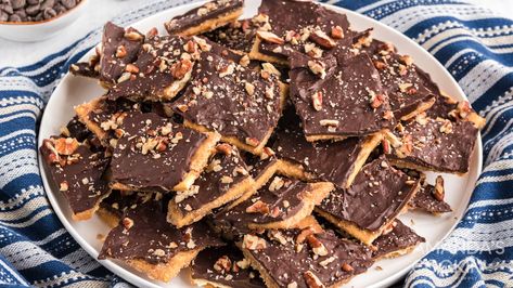 Saltine Toffee: easy toffee candy recipe from crackers Saltine Cracker Toffee, Saltine Toffee, Cracker Candy, Toffee Candy, Cracker Toffee, Toffee Recipe, Christmas Candy Recipes, Christmas Cooking, Christmas Snacks