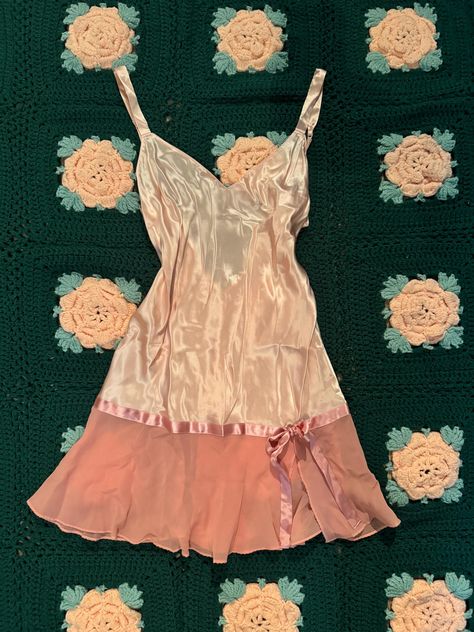 ADORABLE pink silk slip. Vintage Victoria's Secret. Size- medium. Bow and sheer trim. Too cute!! great vintage condition. Vintage Pink Dresses, Victoria Secret Clothing Outfits, Victoria Secret Slip Dress Outfit, Silk Pink Dress, Victoria Secret Vintage, Slip Dress Vintage, Victoria's Secret Models, Vintage Victoria Secret, Night Gown Dress