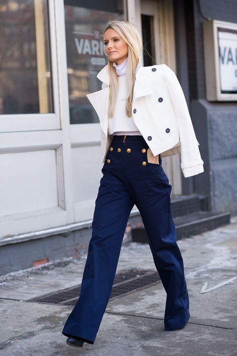 ways-to-wear-sailor-pants-fashionably-7 Sailor Pant Outfits-17 Ways to Wear Sailor Pants Fashionably Sailor Pants Outfit, Navy Pants Outfit, Styles Dress, Funny Couple, Sailor Pants, Outfit Trends, Nautical Fashion, Looks Chic, Super Ideas