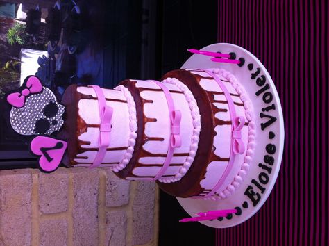 The cake! A replica of Draculaura's Sweet 1600th cake. Draculaura Sweet 1600 Cake, Draculaura Birthday Cake, Draculaura Sweet 1600, Monster High Birthday Party, Pink Sweet 16, 16 Cake, Sweet 16 Cakes, Monster High Party, 16 Birthday Cake