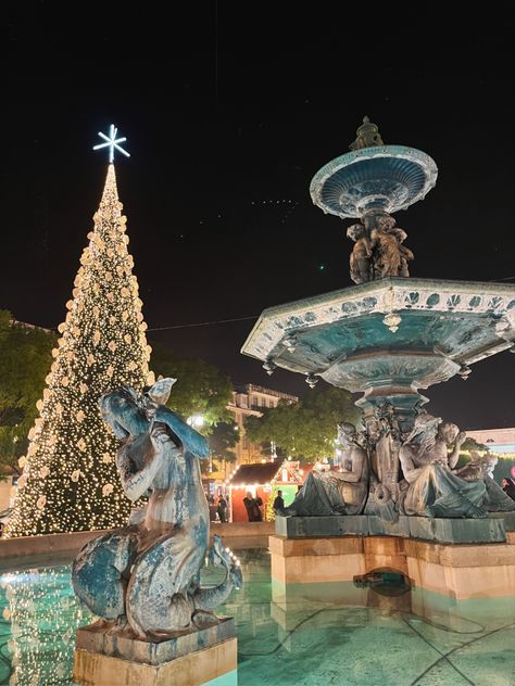 christmas decorations in lisbon🇵🇹 Lisbon Christmas, Euro Winter, Pretty Photos, Big City, Christmas Aesthetic, Lisbon, Christmas Lights, Bucket List, Portugal