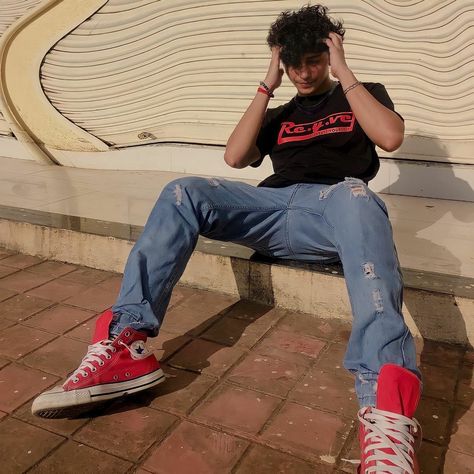 Red Converse Outfit Men, 90s Men Outfits, Dude Outfits, Red Sneakers Outfit, Converse Outfit Men, Red Converse Outfit, Mens Photoshoot, Bald Men Style, Converse Outfit