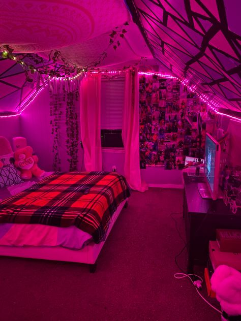 Cool Vibe Room, Huge Attic Bedroom, Led Rope Lights Bedroom Ceiling, Cute Y2k Bedroom, Bedroom Inspirations Big Room, Room Ideas Wood Wall, Prymrr Room, Ways To Move Your Bedroom Around, Bf And Gf Room Ideas