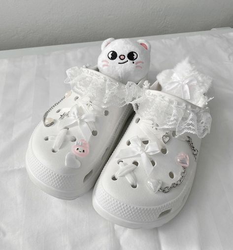 Cute White Crocs, White Crocs Aesthetic, Crock Ideas, Jibbitz Ideas, Crocs Aesthetic, Crocs With Charms, Shoes Wishlist, Pink Board, White Crocs