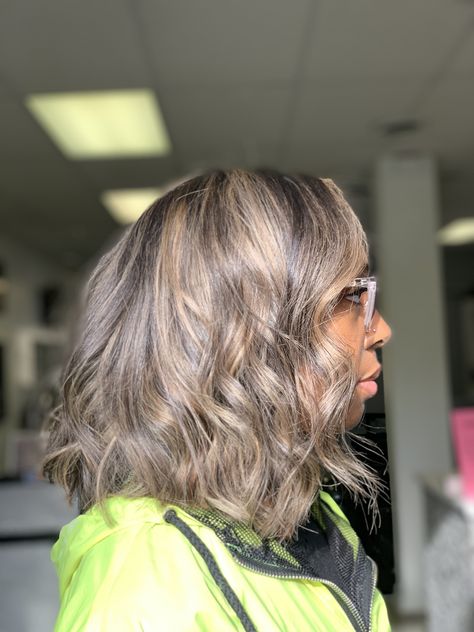 Light Roots To Dark Ends Black Women, Beach Waves Black Women, Beach Waves Bob Black Women, Beach Curls Black Women, Beach Wave Bob Black Women, Beach Waves Silk Press, Cool Toned Blonde Hair, Blonde Highlights Bob, Bob Black