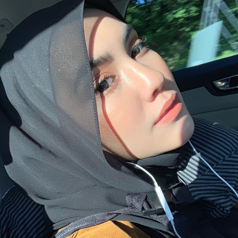 𝐃𝐚𝐡𝐥𝐢𝐚 𝐫𝐢𝐳𝐚𝐥 on Instagram: “;)” Dahlia Rizal, Heart Tattoo Wrist, Foto Cewek Hijab Aesthetic, Maybelline Lip, Batik Kebaya, Modern Hijab, Modern Hijab Fashion, Modest Fashion Hijab