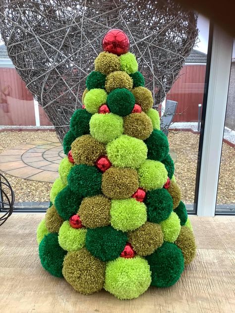 Pompon Christmas Decoration, Pompon Christmas Tree, Pompom Christmas Tree, Pompom Tree, Pom Pom Christmas Tree, Christmas Pom Pom Crafts, Pinterest Christmas Crafts, Pom Pom Christmas, Christmas Pom Pom