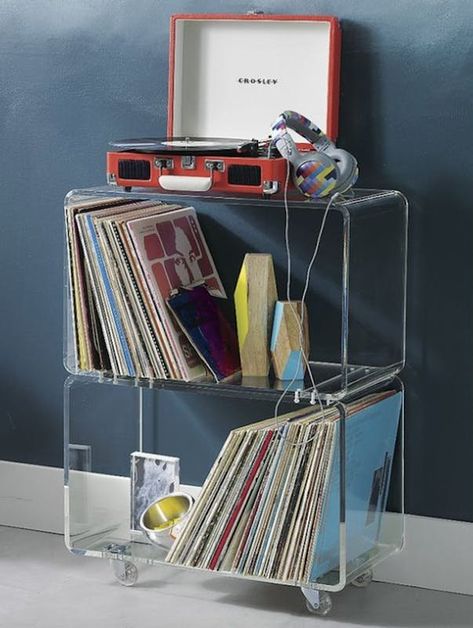 Loving this simple acrylic rolling shelf idea. Office Console, Acrylic Bedside Table, Glass Display Shelves, Acrylic Bench, Table Acrylic, Smart Bedroom, Low Bookcase, Modern Room Decor, Book Cabinet