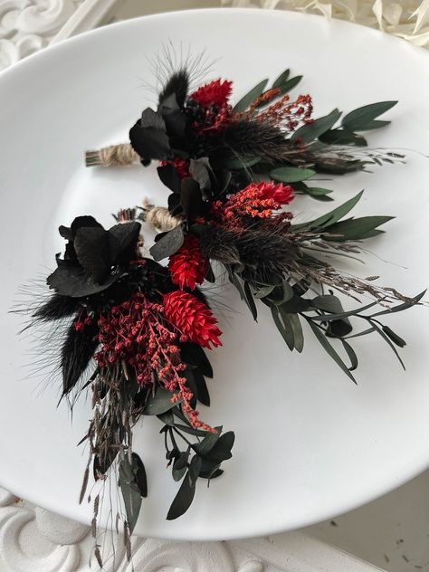 Black And Burgundy Flowers, Goth Boutonniere, Dark Flower Boutonniere, Burgundy Dried Flowers Wedding, Halloween Groom, Dried Flower Boutonniere Burgundy, Boutineer Wedding, Gothic Flowers, Dried Flowers Wedding