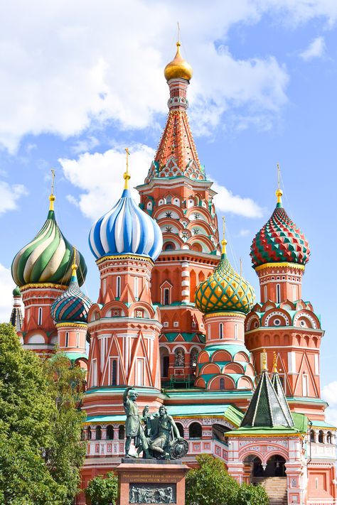 Colorful St. Basil's Cathedral is a must-see place in #Moscow #Russia Click the link to discover other beautiful places to visit in the capital of Russia #traveldestination #travelinspiration #travelrussia Moscow Travel, St Basils Cathedral, St Basil's, Russia Travel, Cathedral Architecture, Colourful Buildings, Famous Places, Moscow Russia, Beautiful Places To Travel