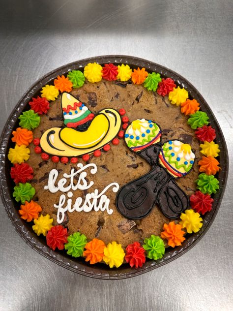 Fiesta Cookie Cake, Cinco De Mayo Cake Ideas, Mexican Cake Decoration, Mayo Cake, Dq Cake, Mexican Parties, Tulip Cake, Cookie Cake Decorations, Pull Apart Cupcake Cake