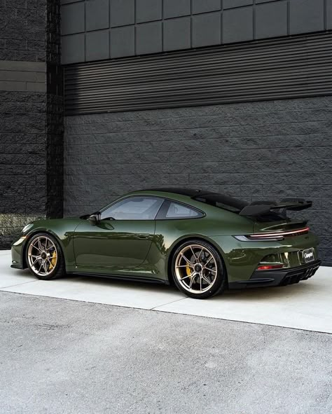 Green Porsche, Porsche Gt, Mean Machine, Porsche 550, Automobile Engineering, Top Luxury Cars, Porsche Gt3, Gt3 Rs, Classy Cars