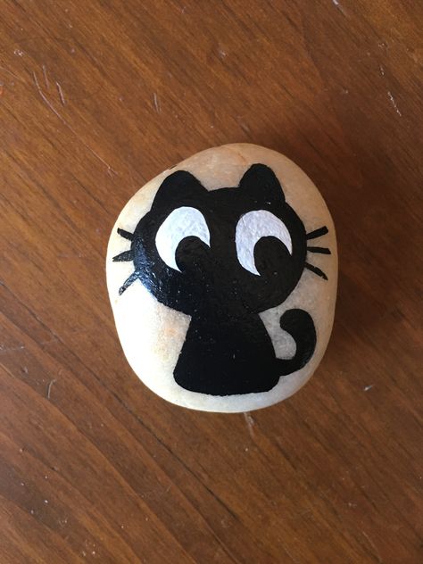 Cat Rock Painting Ideas Easy, Black Cat Rock Painting, Rock Painting Ideas Black Background, Rock Painting Ideas Cat, Painted Rock Cat, Rock Painting Ideas Aesthetic Indie, Painted Rocks Animals Easy, Rock Painting Cat, Black Cat Pumpkin Painting