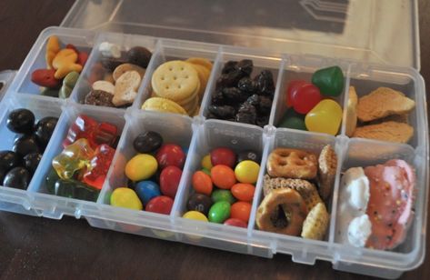 Travel Snacks for Kids includes tips on storage containers, plane snacks, activities, rewards and prizes. #kidssnacks #kids #travel #travelsnacks #travelkids Travel Snacks For Kids, Plane Snacks, Travel Hacks Kids, Kids Dining, Snacks For Kids, Road Trip Snacks, Travel Snacks, Packing Kids, Road Trip With Kids