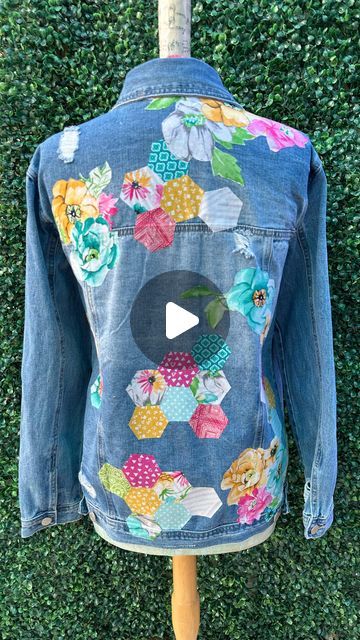 Upcycled Denim Jacket Diy Ideas, Denim Jacket Upcycle, Diy Jacket Refashion, Modge Podge Fabric, Upcycle Jean Jacket, Upcycled Clothing Tutorial, Denim Painting, Jean Jacket Diy, Upcycled Jackets