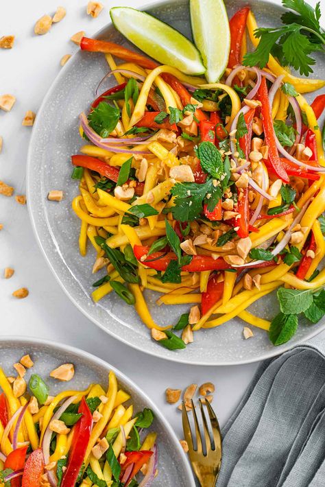 Thai Mango Salad, Thai Mango, Mango Salat, Green Papaya Salad, Thai Salads, Papaya Salad, Spicy Thai, Mango Salad, Seasoning Recipes