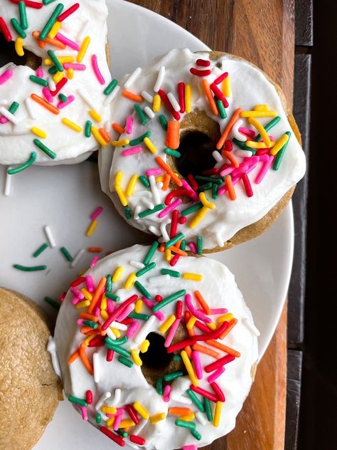 Oat Flour Vanilla Baked Donuts that are gluten free and healthy. Ready in about 10 minutes, these are the perfect healthy breakfast that is also fun! #donuts #oatmeal #donutrecipes #glutenfree Peyton Pratte, Donuts Gluten Free, Healthy Donuts Recipe, Baked Donuts Easy, Greek Yogurt Toppings, Breakfast At Home, Healthy Gluten Free Breakfast, Yogurt Toppings, Greek Yogurt Flavors