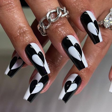 Optical Illusion Nail Designs, Black And White Valentines Nails, Black And White Abstract Nail Art, Illusion Nails Acrylics, Optical Illusion Nail Art, White Valentines Nails, Optical Illusion Nails, Black And White Pop Art Nails, Black Graffiti Nails