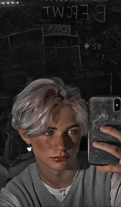 Black And White Hair Guy, White Blonde Hair Guy, Platinum Hair Men, Guys With Platinum Blonde Hair, Guy With White Hair Aesthetic, Platinum Blonde Guy Aesthetic, Boy With Platinum Blonde Hair, Silver Hair Boy, Platnum Blonde