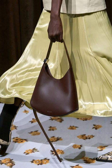 Jil Sander Spring 2025 Ready-to-Wear Collection | Vogue 2024 Runway Fashion, Bag Styling, Jil Sander Bag, Accessory Inspo, Spring 2025, Visual Journal, Pretty Bags, Runway Looks, Vogue Runway