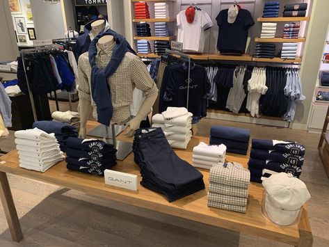 Retail Display Table, Golf Merchandise, Table Display Ideas, Shop Merchandising, Visual Merchandiser, Visual Presentation, Clothing Store Interior, Lay Outs, Clothing Displays