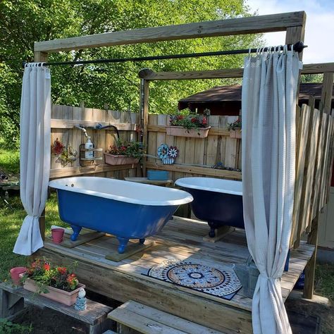 Outdoor Shower Diy, Outdoor Bathtub, Outdoor Bathroom Design, Outdoor Tub, Outdoor Baths, Tub Ideas, Outdoor Bath, Outdoor Bathrooms, Bloxburg House Ideas