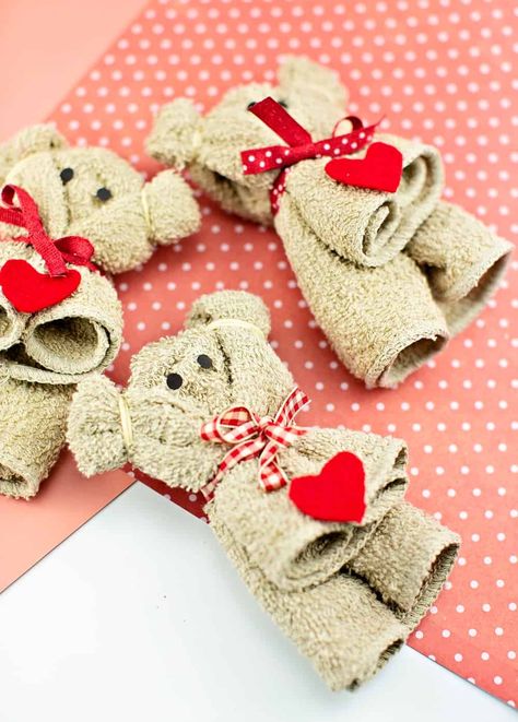 Valentine Bear Craft, Washcloth Crafts, Preschool Valentine Crafts, Handmade Valentine Gifts, Valentine Bear, Bear Craft, Valentine Art Projects, Towel Animals, Teddy Bears Valentines