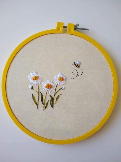 Broderie Simple, Pola Manik, Simple Hand Embroidery Patterns, Clothes Embroidery Diy, Miniature Embroidery, Embroidery Lessons, Bee Embroidery, Diy Embroidery Designs, Basic Embroidery Stitches