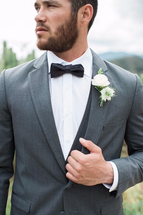 Grey suit with a matching satin bow tie for a stylish, monochromatic look. Photography: Jenny Quicksall Photography Black Bow Tie Wedding, Minimal Rustic, Floral Boutonniere, Groom Suit Grey, Groomsmen Grey, Grey Suit Wedding, Dark Gray Suit, Light Blue Suit, Purple Bow Tie