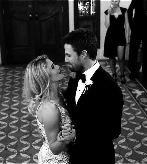 Oliver Queen And Felicity Smoak, Oliver Queen Arrow, Oliver Queen Felicity Smoak, Arrow Oliver And Felicity, Arrow Tv Series, Stephen Amell Arrow, Oliver And Felicity, Arrow Oliver, Team Arrow