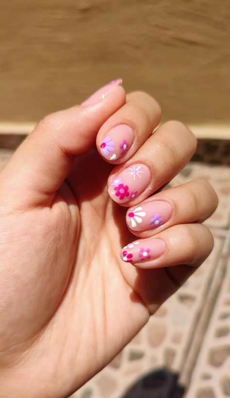 Vet Nails, Nails Shorties, Trend Prediction, Shorties Nails, Art Nails Design, Sticker Nail Art, Queen Nails, May Nails, Nail Color Trends