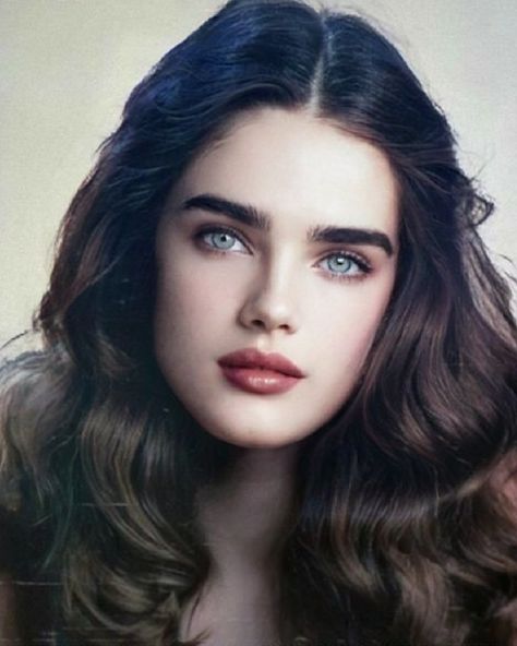 Brooke Shields Faceapp, Salma Hayek Hair, Dark Hair Pale Skin, Hair Pale Skin, Off White Fashion, Celebrity Faces, Brooke Shields, Brow Shaping, Jennifer Connelly