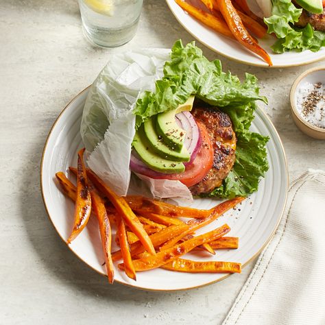 California Turkey Burgers & Baked Sweet Potato Fries California Burger, Turkey Burger Recipe, Baked Sweet Potato Fries, Sweet Potato Recipes Fries, Sweet Potato Fries Baked, High Protein Dinner, Turkey Burger Recipes, Healthy Turkey, Turkey Burger