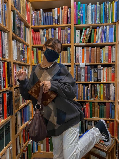 bookstore photoshoot, indie photoshoot Bookstore Photoshoot Aesthetic, Bookstore Poses, Bookshop Photoshoot, Library Pose Ideas, Library Pose, Bookstore Photoshoot, Iphone Photoshoot, Library Photo Shoot, Library Pictures